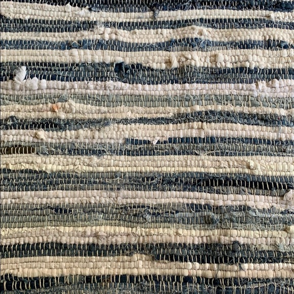 Throw rug - Picture 2 of 4